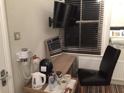 Desk with Tea/coffee station 