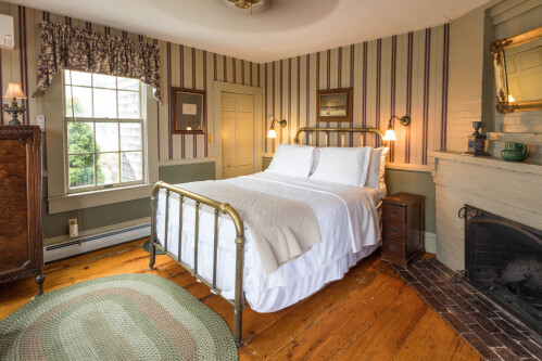 Queen-Ensuite-Romantic-Partial Ocean View-Windsor Suite - Base Rate