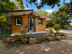 Envie de calme et de déconnexion ? Ce chalet pour 4 personnes vous accueille dans un environnement naturel, entre ombre des pins, chant des cigales et douceur de vivre provençale. Un cadre parfait pour se détendre en couple, en famille ou entre amis.