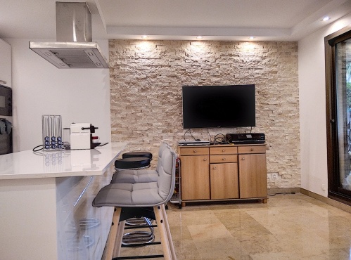 salon/cuisine et accès terrasse