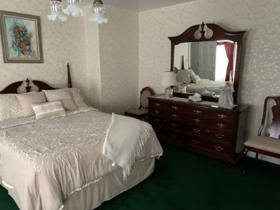 Glen Manor - Master Bedroom - with 1 Queen Sized Bed and Private Bathroom - Ensuite 