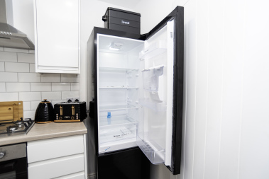 Contractor-friendly fridge space for batch cooking and meals on the go