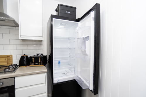 Contractor-friendly fridge space for batch cooking and meals on the go