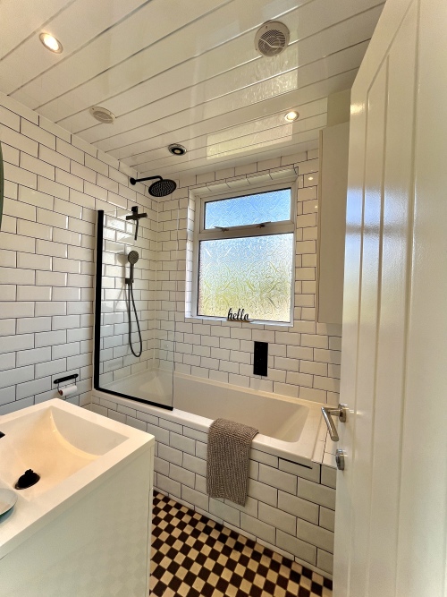 Shower over tub, versatile and space-saving