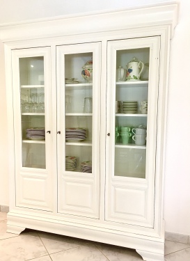 Villeroy and Bich China and glassware cabinet
