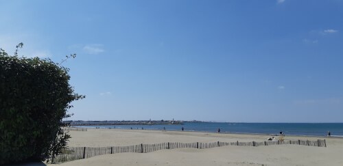 Plage avec vue sur le phare du centre-ville