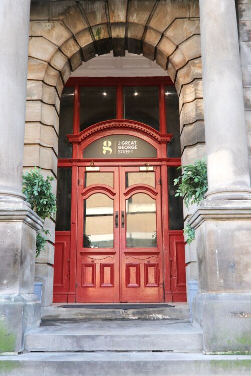 Stylish 2-Bed 2-Bath Apartment in Newly Renovated Victorian Building – Prime Leeds City Centre near Station