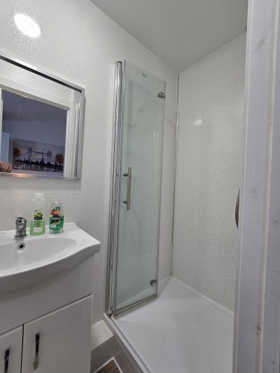 Room 4 bathroom