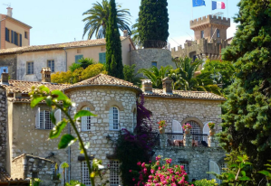 LE VILLAGE ET LE CHATEAU GRIMALDI