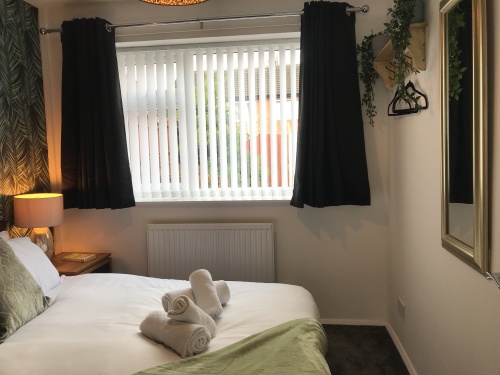 Ground floor bedroom with comfy Double bed and Clothes hanging space - Bamber Bridge Preston