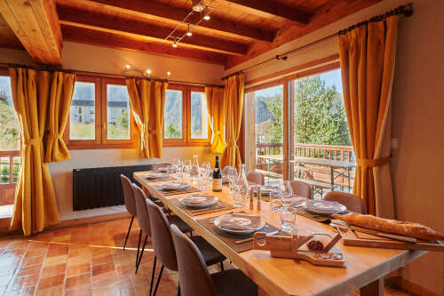 coin repas avec balcon/ terrasse