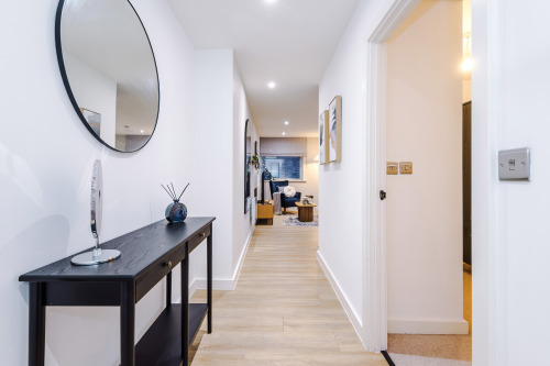Stylish 2-Bed 2-Bath Apartment in Newly Renovated Victorian Building – Prime Leeds City Centre near Station