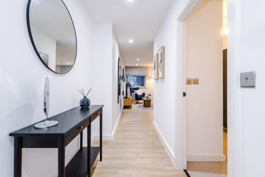 Stylish 2-Bed 2-Bath Apartment in Newly Renovated Victorian Building – Prime Leeds City Centre near Station