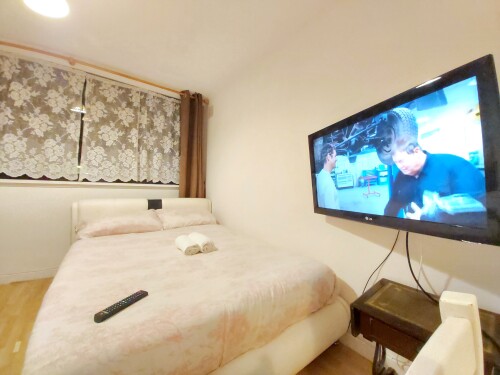 Studio Nr 1 bedroom bed and TV 