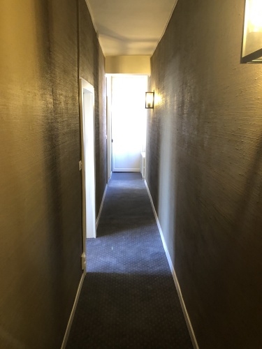 Couloir vers chambre, Instant La Ferme