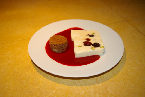 A la table d'hôtes : nougat glacé maison et coulis  de framboise, mini-brownie