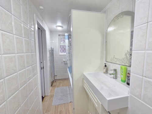 Room 2 bathroom