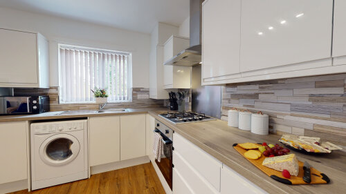 SRK Serviced Accommodation - Modern equipped kitchen to prepare your meals and save money