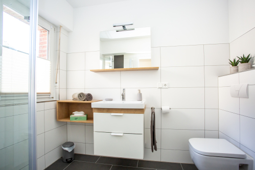 Badezimmer mit bodengleicher Dusche