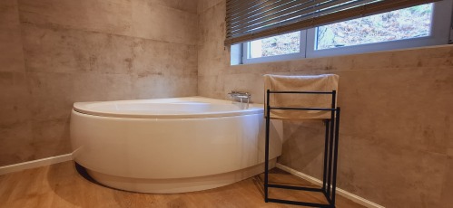 Salle de bain avec bain et douche