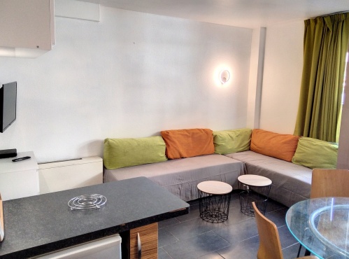 double couchage dans le salon climatisé