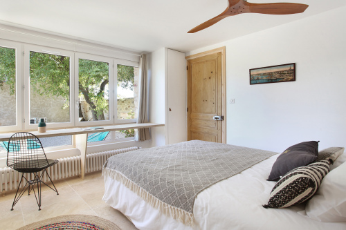 Chambre avec vue sur la terrasse privative et le jardin