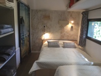 After a part of the exterior visit full of discovery, I present you the 4 rooms: Room "dormitory", giving on the roof terrace, a double bed 140 cm, on the shelves, TWO TOWELS PER PERSON AS IN ALL THE ROOMS OF THE COLIBRI. 