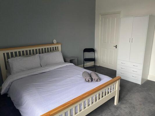 Spacious master queen sized bedroom