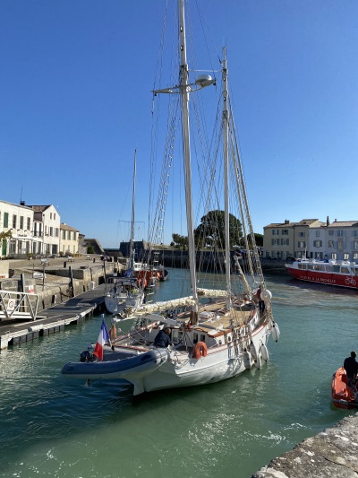 un voilier quitte le port