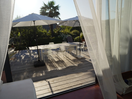 salle à manger extérieure vue de la véranda