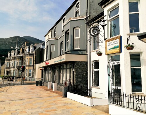 3 bedroom boutique art apartment with sea views