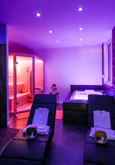 Salle de bain et sa lumière personnalisable