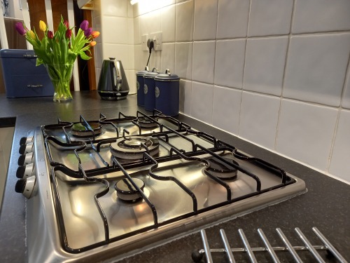 5 ring gas hob in the fully equipped kitchen