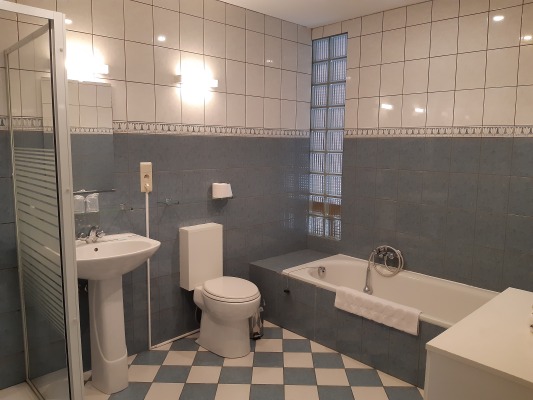 Salle de bain privative, Suite familiale La Gardenia, B&B Chanteloup