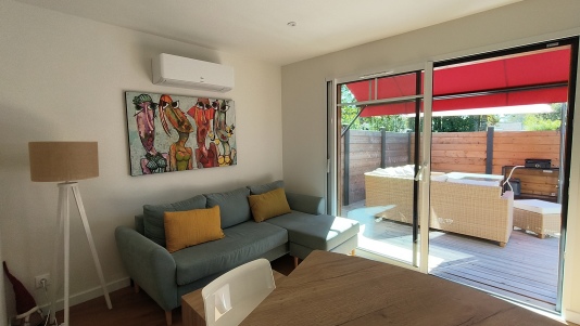 pièce à vivre ouvrant sur la terrasse privative