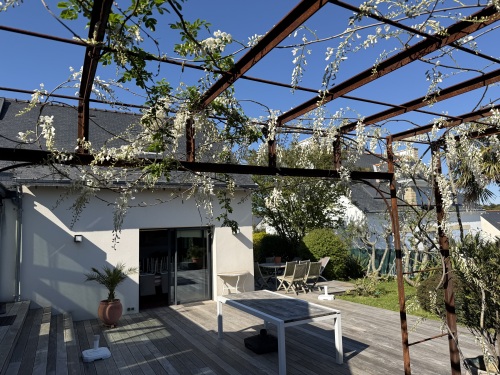 vue de la pergola fleurie
