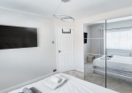 Bedroom 1: Double bed + Smart TV