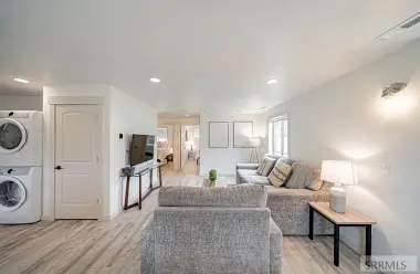 suite 4 living room