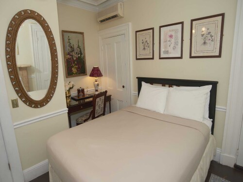 The Inn 2 Queen (no pets)-Double room-Ensuite-Standard - Base Rate