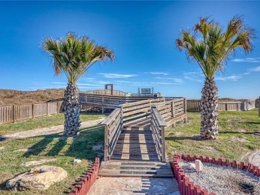 Entrance to Beach Walk has a convenient shower station