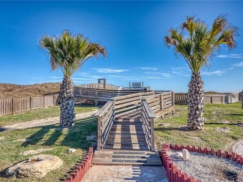 Entrance to Beach Walk has a convenient shower station