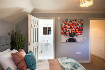 Executive Perivale Apartment - Bedroom One with En-suite