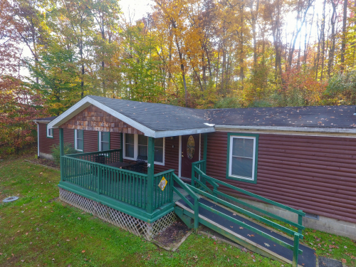 Bobcat Cabin comfortably sleeps 14 guests Located centrally in Hocking Hills, OH