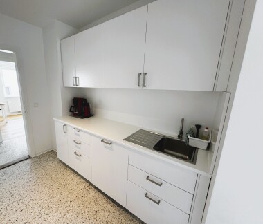 Küchenzeile mit Hängeschränken und Arbeitsfläche