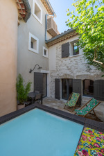 La maison vue de la mini-piscine