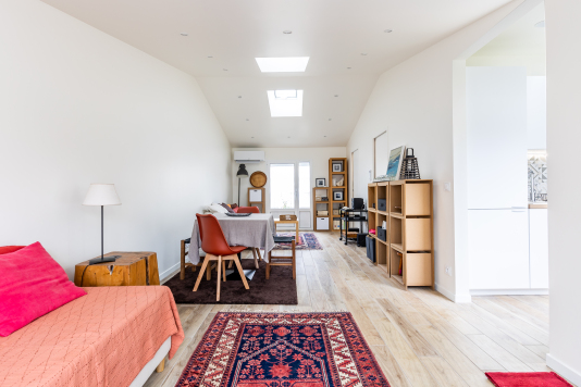 Belle pièce à vivre traversante climatisée