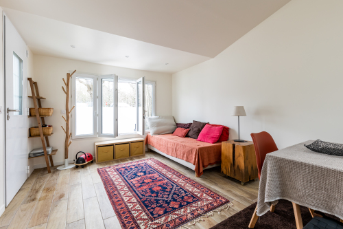 second couchage dans pièce à vivre