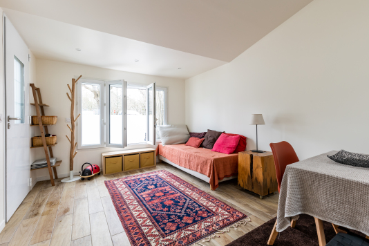 second couchage dans pièce à vivre