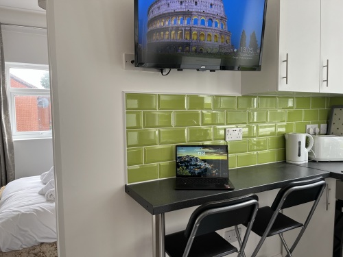 Studio 4 - Dining area / breakfast bar / Workspace