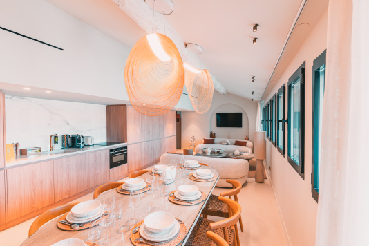 Salon cuisine vue sur le Vieux Port